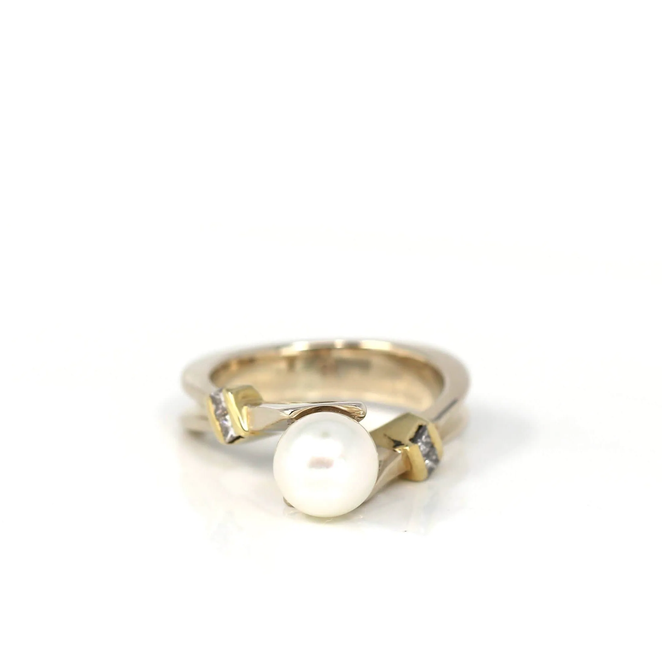 18k Yellow Gold Akoya Cultured White Pearl Diamond Ring