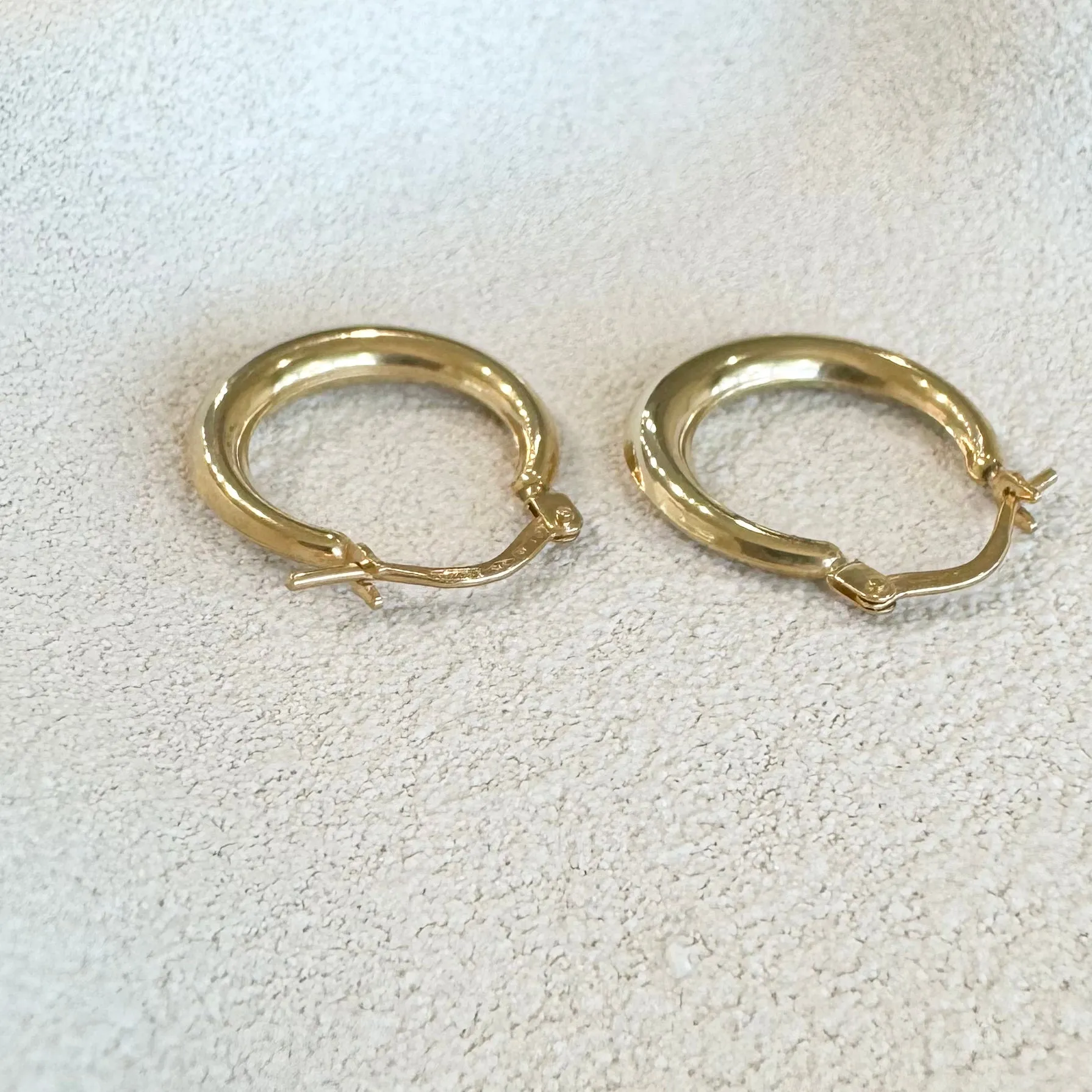 9ct Yellow Gold Graduated Hoop Earrings