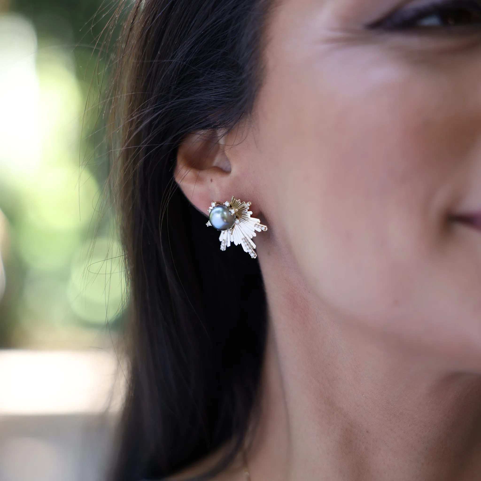 E Hoʻāla Tahitian Black Pearl Earrings in Gold with Diamonds - 23mm