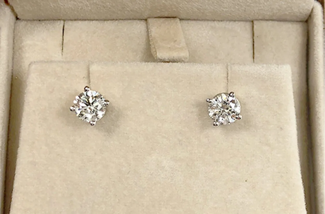 Earrings 1.06 cts total Natural Round Diamonds Studs, 18Kt, GIA