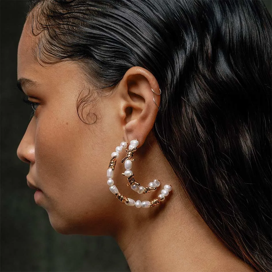 RUTHLESS. Barbed Wire & Ivory Pearl Hoop Earrings - Gold